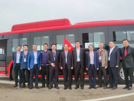 King Long lança o primeiro ônibus BMT composto de fibra de carbono da China
