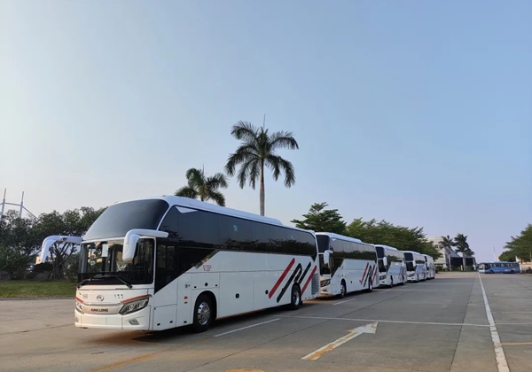 Ônibus customizados da King Long exportados para a Arábia Saudita, facilitando o transporte para o Hajj